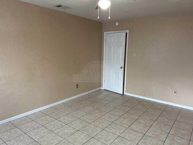Building Photo - 2511 Bermuda Dr