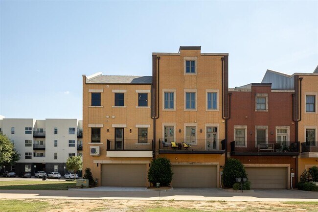 Building Photo - 117 NE 3rd St