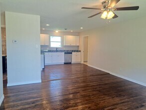 Building Photo - Renovated 4 bedroom 2.5 bath