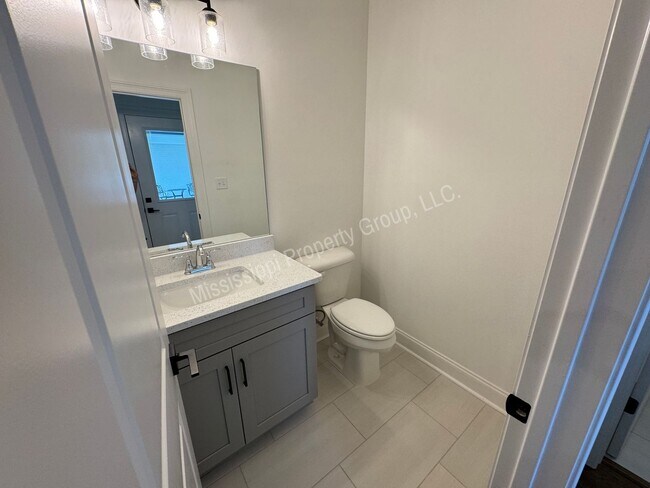 Building Photo - 3BR/3.5BA - End Unit in South Grove