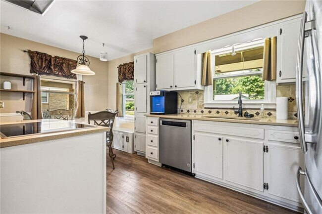 Building Photo - 824 Hickory Ridge Rd SW