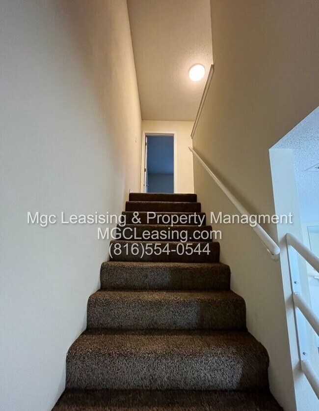 Building Photo - Spacious Townhome in Lee's Summit with Fireplace, Garage, and In-Unit Laundry