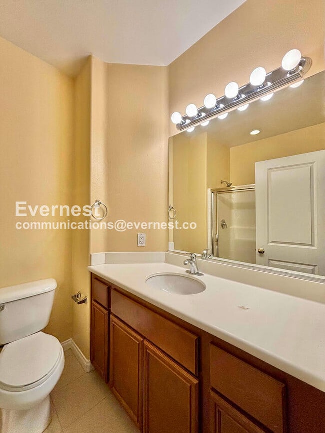 Building Photo - 5 Bed/3.5 Bath Home with Garage / Vouchers Accepted / Available Now!