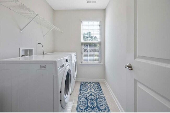 Building Photo - 337 Roche Dr