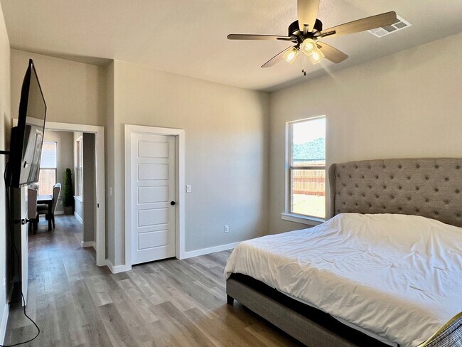 Building Photo - 915 Canal St