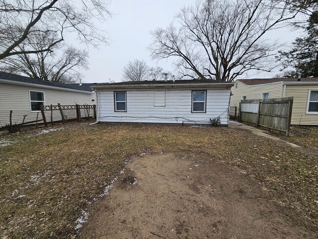 Building Photo - 3 bed, 1 bath, South Bend