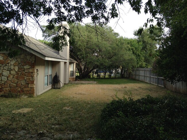 Building Photo - 410 Deepwood Dr