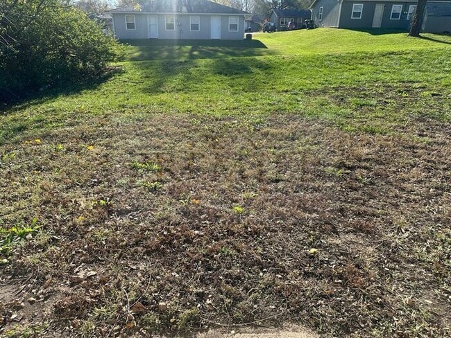 Building Photo - 6111 E 153rd St #B, Grandview, MO 64030 2B 1B - rent $895 / Move in ready/