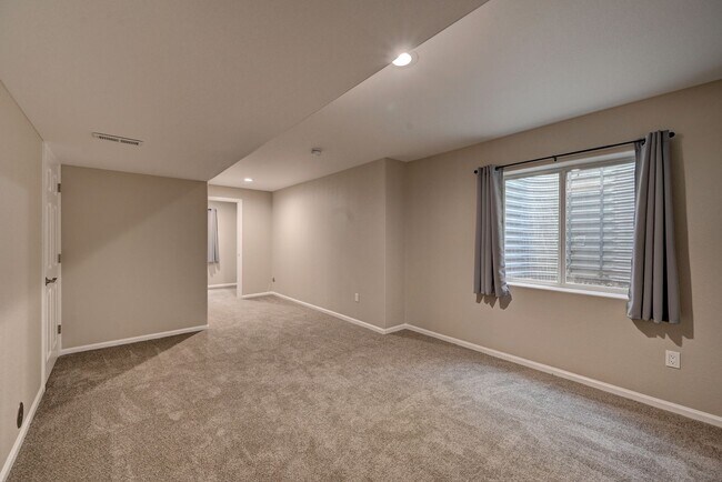 Building Photo - 5 bedroom, 4 bath home with 2 car attached garage