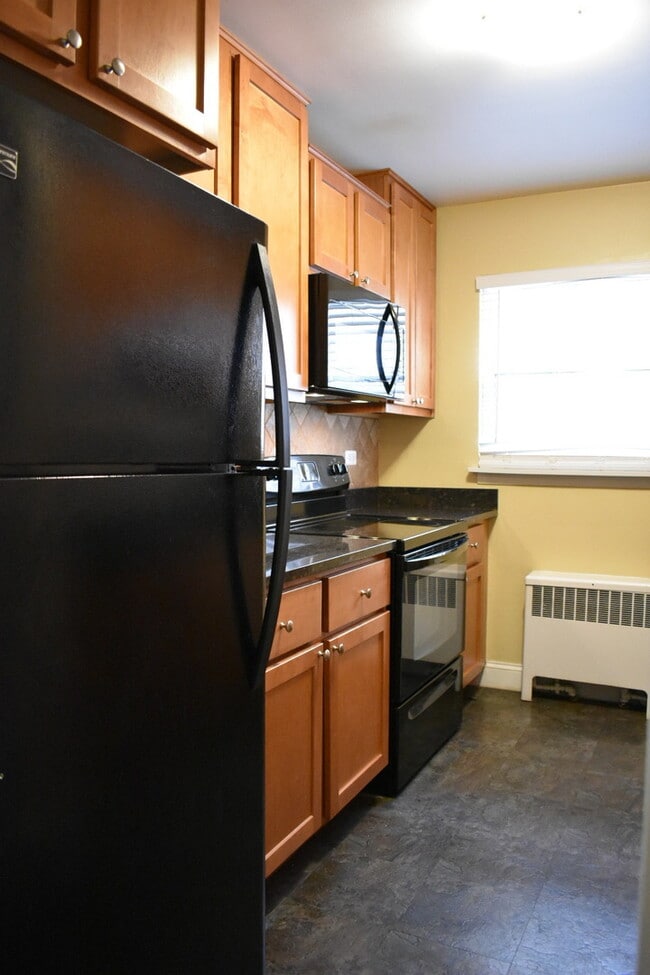 Building Photo - 1951 Euclid Ave