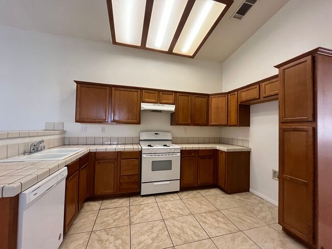 Building Photo - 3 bedroom 2 bath Apple Valley Home Availab...