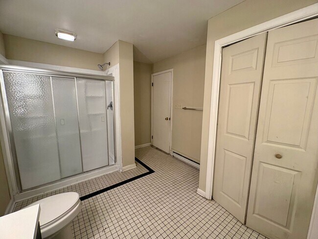 Building Photo - 1325 W Poplar St