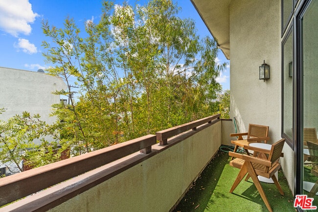 Building Photo - 1277 S Beverly Glen Blvd