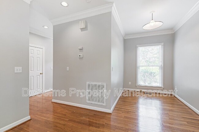 Building Photo - 3011 Woodlawn Dr