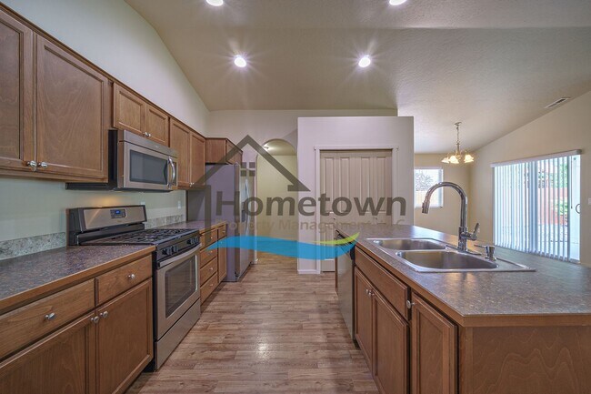Building Photo - 3 Bedroom 2 Bathroom Home with Attached 2 ...