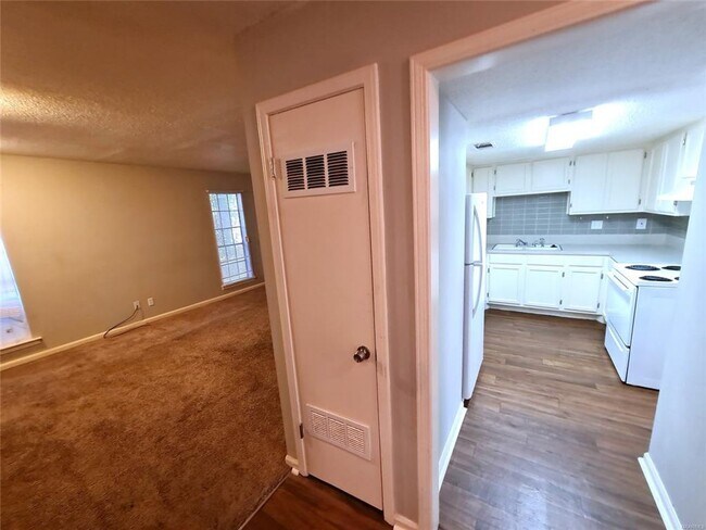 Building Photo - Charming 3-Bed, 2-Bath Townhouse in the He...