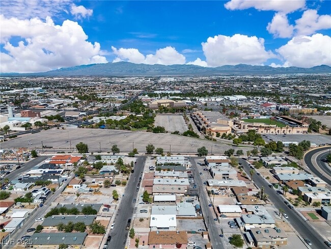 Building Photo - 710 N 10th St