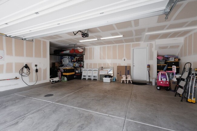 Building Photo - Newer townhome in the NW