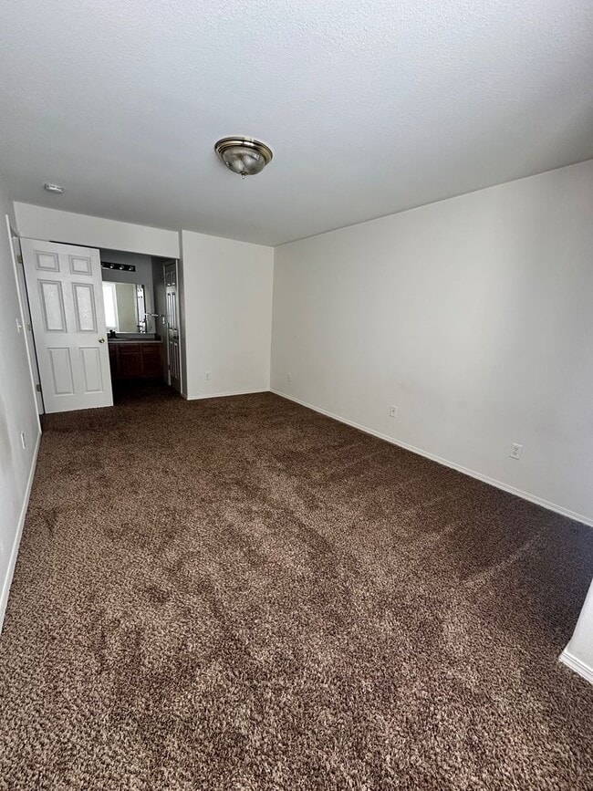 Building Photo - Lovely 3 Bedroom Apartment- Close to Schools/Parks!