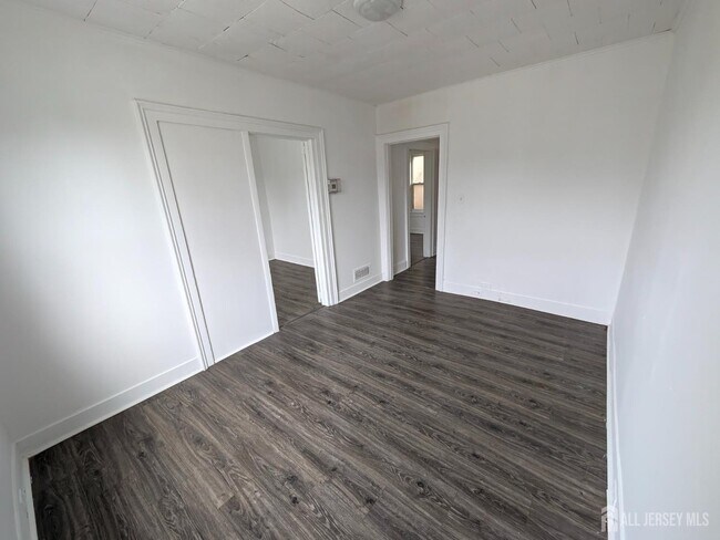 Building Photo - 121 Kossuth St