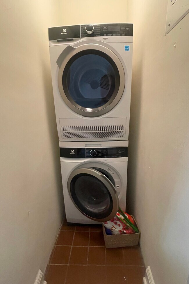 Building Photo - 1319 1st Ave.