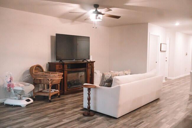 Building Photo - 228 Lockwood Way E