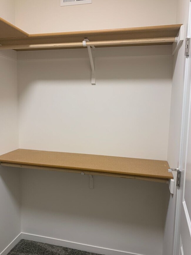 Building Photo - Beautiful 3 bedroom/3 bath daylight ranch townhome in SE Lincoln