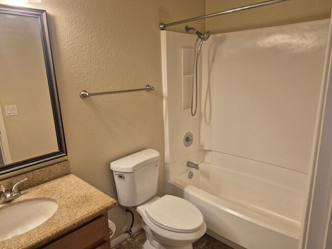 Building Photo - Move In Special! $500 Off First Month's Re...