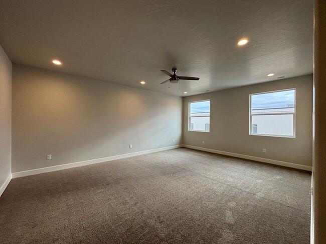 Building Photo - BRAND NEW SAND HOLLOW TOWNHOME FOR RENT!