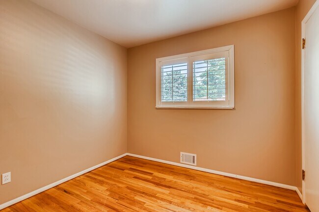 Building Photo - 6047 Independence St