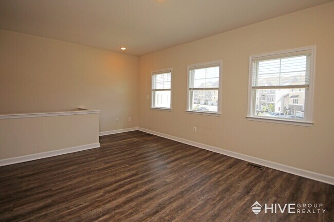 Building Photo - Beautiful End-Unit Townhouse with Pond Vie...
