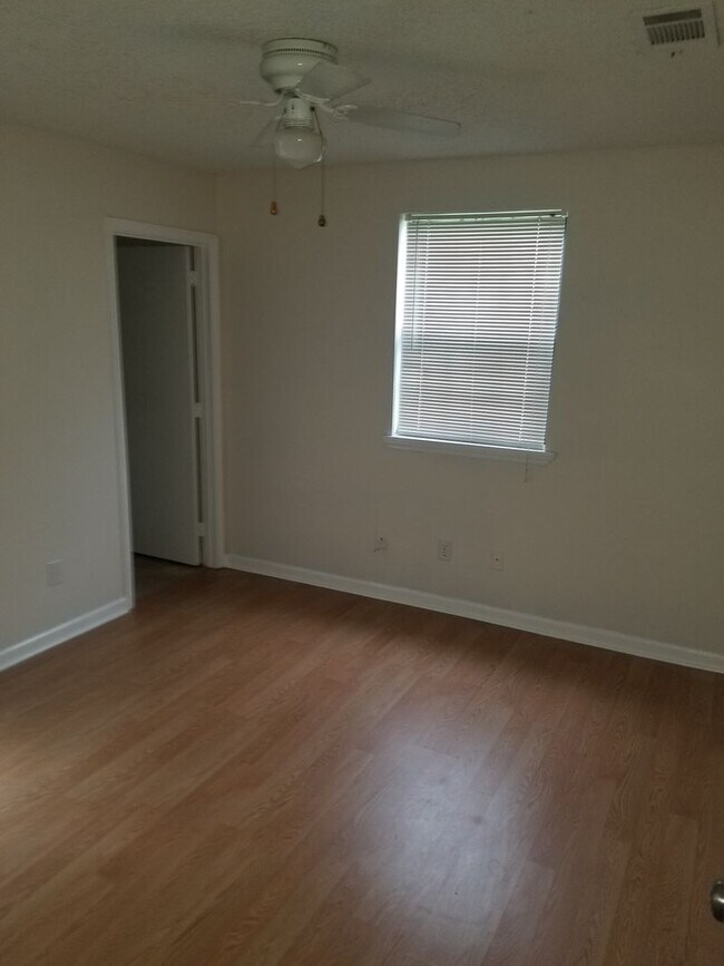 Building Photo - B3986