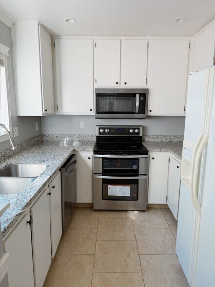 Building Photo - 34736 Tuxedo Cmn