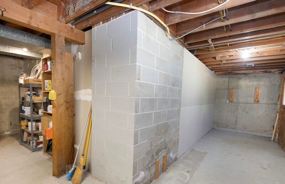 Building Photo - 9610 SW Washington Pl