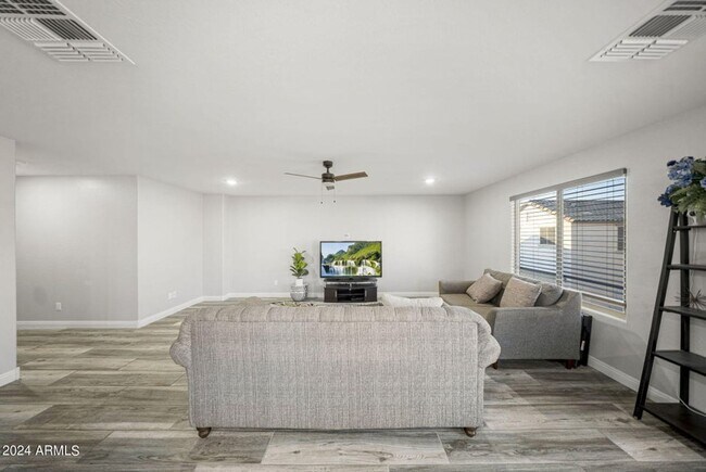Building Photo - STUNNING 5 BEDROOM WITH LOFT & BONUS ROOM 3.5 BATH IN EASTMARK MESA COMMUNITY 2,655 SQ FT