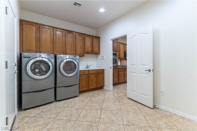 Building Photo - 2253 Laurel Heights Ln