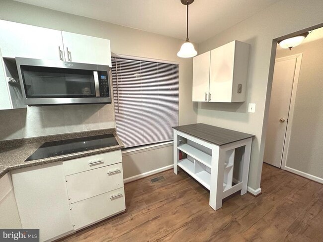 Building Photo - 502 Greenhill Ct