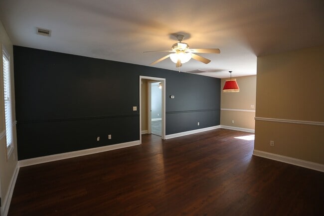 Building Photo - 3 Bedroom House close to Town!