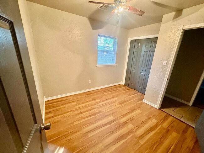 Building Photo - Spacious 4 Bedroom, 2 Bathroom Home with L...