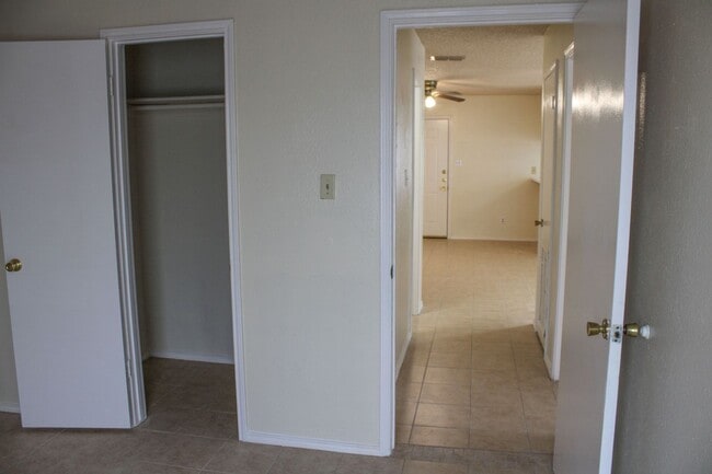 Building Photo - 2-Bedroom Duplex in Edison