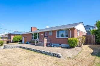 Building Photo - Desirable 3 Bed/2Bath Home in West End of ...