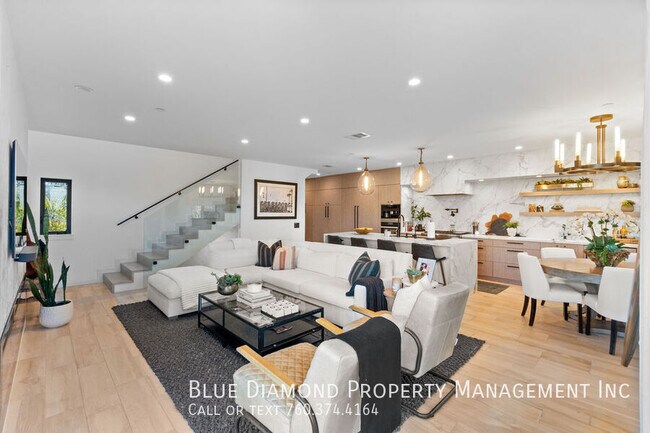 Building Photo - 3301 Lincoln-