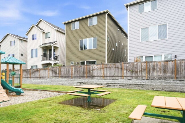 Building Photo - Spacious 4-Bedroom Townhome in Lake Stickney – Lynnwood- Available NOW for RENT