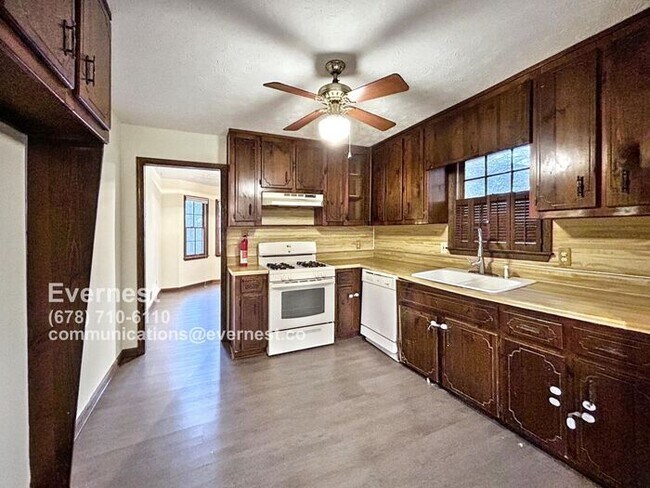 Building Photo - Charming 3-Bedroom Home with Deck and Gara...