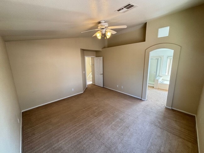 Building Photo - Gorgeous 3Bed/2.5Bath, 2-Story home locate...