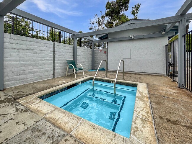 Building Photo - Spacious 3BD/2.5BA Townhouse in La Jolla W...