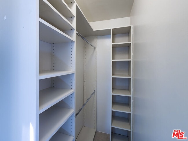 Building Photo - 8967 St Ives Dr