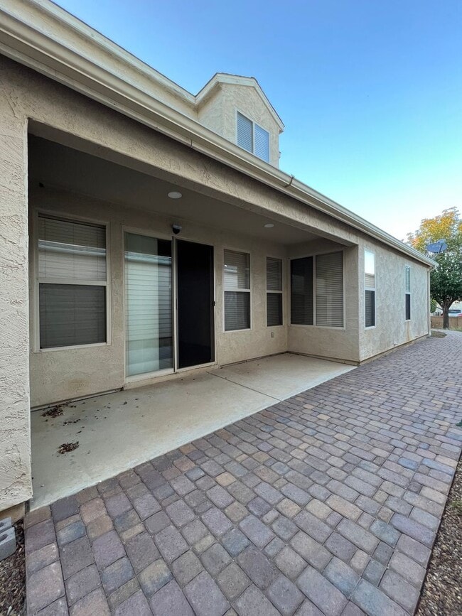 Building Photo - Two Story 4 Bedroom in Stoneridge