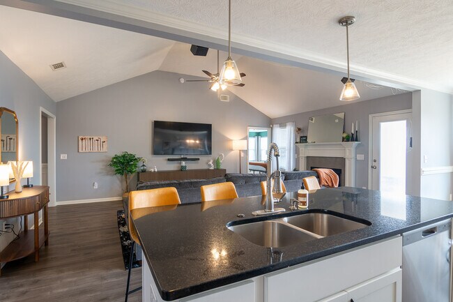 Building Photo - 4830 Fairmont Dr