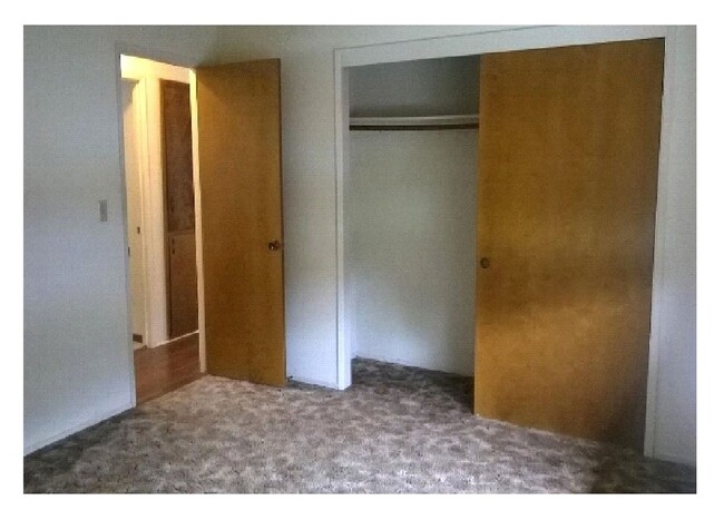 Building Photo - Upstairs 2 bedroom apartment near downtown...